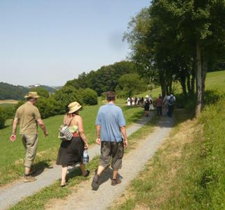 Die Pilgerschar zwischen Steinau und Billings (Foto: Werner Stoklossa)